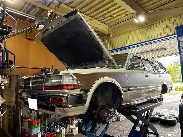滋賀オートライフハノ 日産「Y30 グロリアワゴン」(セドリックワゴン)の車検&整備とオイル交換