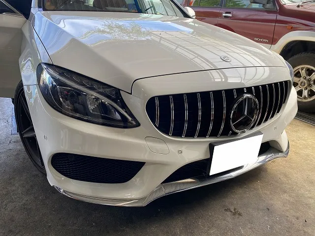 滋賀オートライフハノ　輸入車「ベンツ Cクラス」(W205)の持ち込みパナメリカーナグリル交換