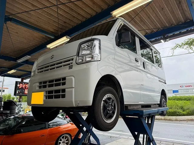 滋賀オートライフハノ　スズキ「エブリィ」(DA17V)のマフラー溶接修理 ※中間マフラー割れ修理