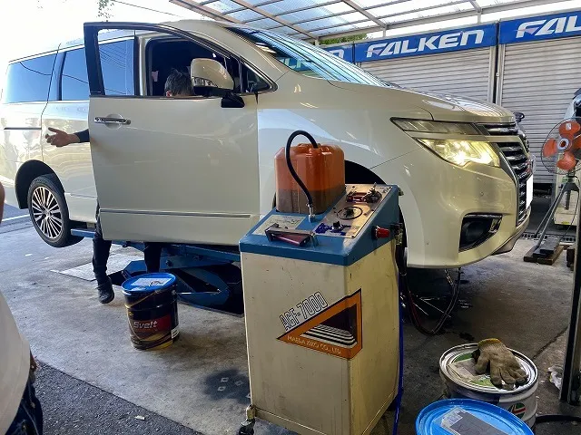 滋賀オートライフハノ　日産「エルグランド」(E52)のCVTフルード交換(圧送交換) ※2500ccエンジン