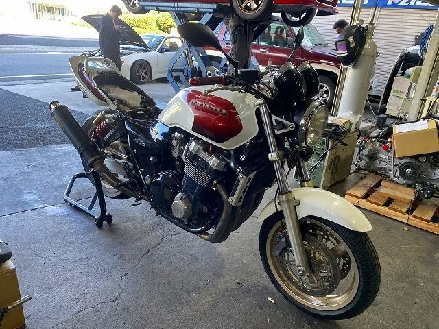 滋賀オートライフハノ　ホンダ「CB1300SF」(SC40)の車検＆整備とブレーキ＆クラッチフルード交換