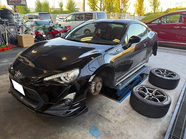 滋賀オートライフハノ　トヨタ「86」(ZN6)の持ち込み前後ブレーキローター交換(ディクセル製)